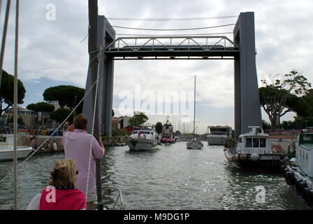 À bord d'un yacht approchant le soulèvement vertical road bridge, canal, Fiumicino, Italie Banque D'Images