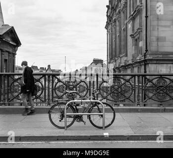 Édimbourg, Écosse - 5 février 2018 : man walking passant un vélo sur George IV Bridge. Banque D'Images