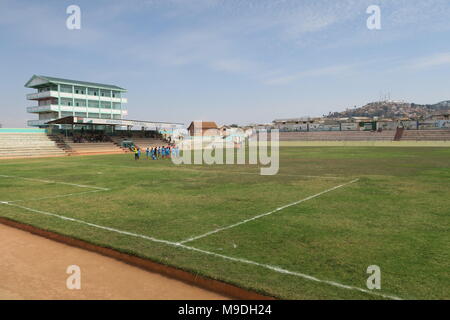 Aire de jeux de football à Akamasoa, près de Tananarive, Madagascar. Pedro Opeka missionnaire. Banque D'Images