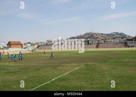 Aire de jeux de football à Akamasoa, près de Tananarive, Madagascar. Pedro Opeka missionnaire. Banque D'Images