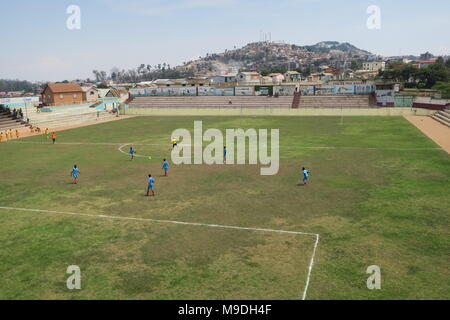 Aire de jeux de football à Akamasoa, près de Tananarive, Madagascar. Pedro Opeka missionnaire. Banque D'Images