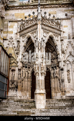 Porte ouest de la cathédrale St Pierre, Regensburg Banque D'Images