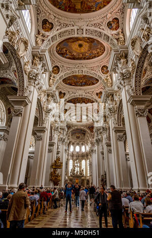 Intérieur de la cathédrale St Stephen, Passau, regard vers l'autel Banque D'Images