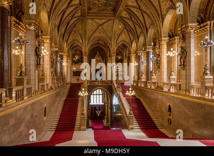 Escalier principal, bâtiment du parlement hongrois, Budapest Banque D'Images