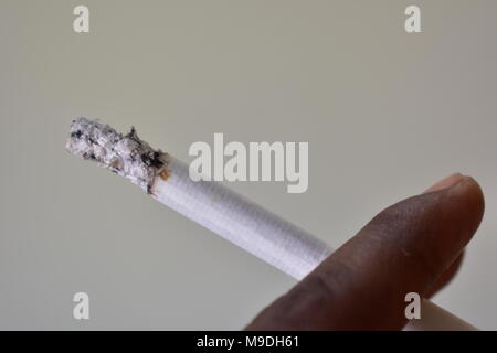 Un gars qui commence à fumer cigarette après. Banque D'Images