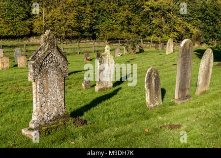 Pierres tombales anciennes dans un cimetière en automne Sunshine Banque D'Images