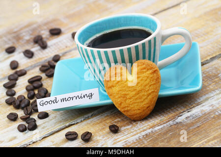 Bonjour carte avec tasse de café et biscuits croquants en forme de coeur Banque D'Images