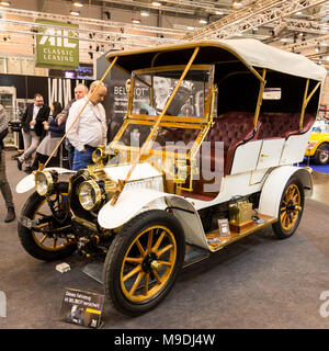 De Dion Bouton vintage car. Techno-Classica Essen est le premier salon automobile de classic and vintage cars et automobiles de collection. En 2018, le salon a attiré plus de 185 000 visiteurs. Plus de 1 250 exposants de plus de 30 pays participent. Banque D'Images