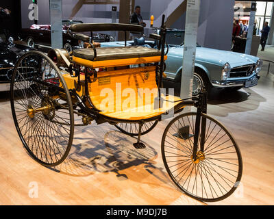 Benz Patent-Motorwagen, 1886. Techno-Classica Essen est le premier salon automobile de classic and vintage cars et automobiles de collection. En 2018, le salon a attiré plus de 185 000 visiteurs. Plus de 1 250 exposants de plus de 30 pays participent. Banque D'Images