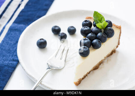 Gâteau au fromage avec des bleuets frais sur plaque blanche. Gâteau aux bleuets. À l'horizontal, selective focus Banque D'Images