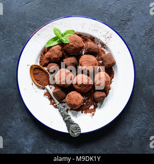 Truffes au chocolat maison sur plaque blanche, vue du dessus, la récolte carrés Banque D'Images