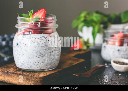 Chia pudding avec les baies fraîches dans un bocal en verre. La tonalité de l'image. Concept de la saine alimentation, mode de vie sain, suivre un régime, menu fitness Banque D'Images