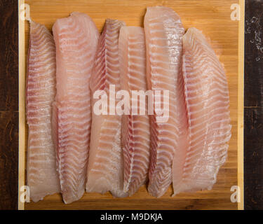 Close up of fresh ou non ensemble de filets de poisson. Banque D'Images