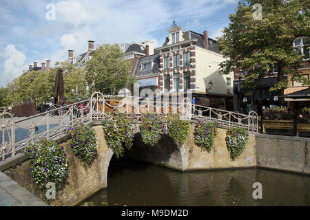 Pont fleuri sur un canal à Leeuwarden, Frise, Pays-Bas Banque D'Images