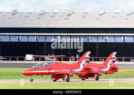 Farnborough Airshow 2016 : deux flèches rouges attendre sur la piste avant de décoller pour leur affichage Banque D'Images