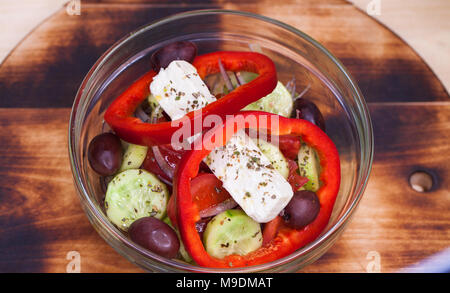 Une vraie salade grecque est servi avec de gros morceaux de fromage et légumes Banque D'Images