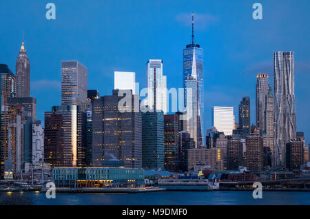 Lower Manhattan skyline comme vu à l'aube de l'autre côté de l'East River à Brooklyn Banque D'Images