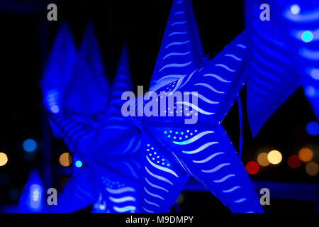 Blue Star lights hanging in a park à Waterfire Providence, Rhode Island. Banque D'Images