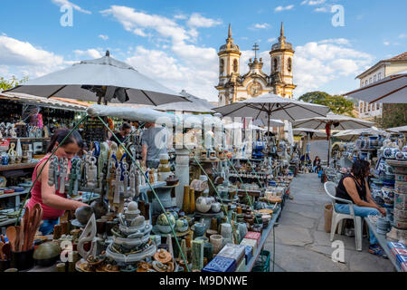 Marché artisanal en plein air, avec des stands d'artisanat en pierre, l'église de Saint François d'Assise, conçu par l'Aleijadinho Ouro Preto, Minas Gerais, Brésil Banque D'Images