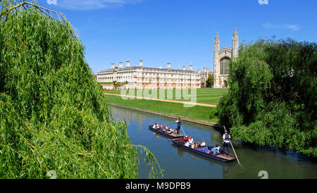 Barque sur rivière Cam étudiants passé Kings College Chapel et Clare College Cambridge Banque D'Images