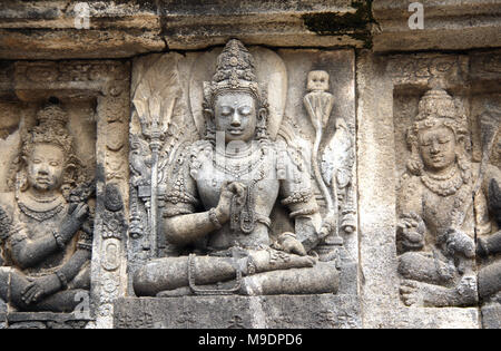 Bas-relief en pierre ancienne de Bouddha méditant, culte du temple hindou de Prambanan, Yogyakarta, le centre de Java, en Indonésie. Site du patrimoine mondial de l'UNESCO Banque D'Images