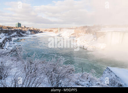 Niagara Falls avec de la neige et de la glace en hiver, à la recherche d'American falls Banque D'Images