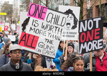 Seattle Washington, 24 mars 2018 La Marche pour la vie rallye avec de nombreux étudiants, les enfants, les jeunes, les enfants, les familles, les parents et partisans, signes Banque D'Images