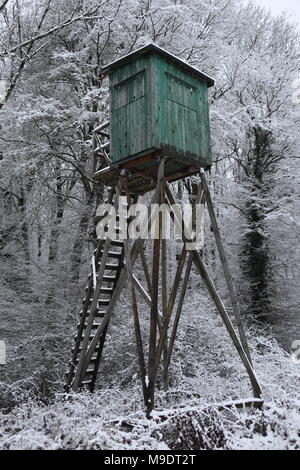 L'observation en bois vert hunter hut en hiver, forêt noire, paysage de neige, de l'humeur calme Banque D'Images