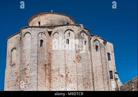 L'église croate Pre-Romanesque de Saint-donat à Zadar avec étayée de hauts murs, de hautes fenêtres, et de hautes arches arrondies et structure Banque D'Images
