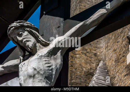 Jésus Christ en croix sculpture à St George's Cathedral l'église catholique romaine Conçue par Augustus Pugin à Southwark, Londres Banque D'Images