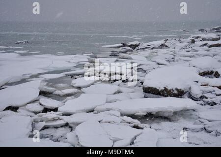 Les couches de neige sur glace fracturée, Lofoten, Norvège Banque D'Images