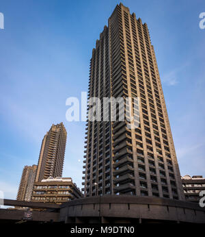 Lauderdale brutaliste Barbican Tower tour résidentielle et blocs de béton gratte-ciel, Ville de London, UK Banque D'Images