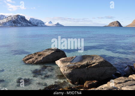 Les roches côtières sur Haukland Beach, Lofoten, Norvège Banque D'Images