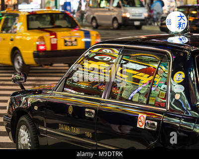 Les taxis de Tokyo - Vie Nocturne lumières éclatantes reflètent sur Tokyo des taxis dans le quartier de Shinjuku Banque D'Images