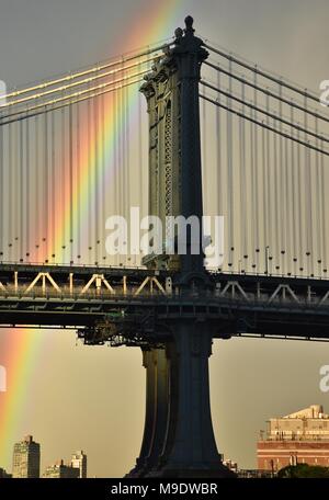 Un arc-en-ciel derrière le pont de Manhattan à Brooklyn, New York. Banque D'Images