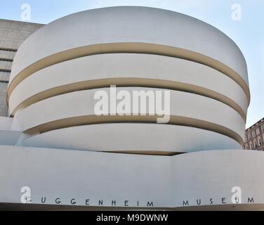 Le Musée Solomon R. Guggenheim, souvent désigné comme le Musée Guggenheim, dans le quartier de l'Upper East Side de Manhattan. Banque D'Images