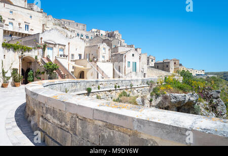 Matera, Italie, vieille ville, vue sur les architectures de Sasso Gaveoso salon sur une pente du ravin rocheux Banque D'Images