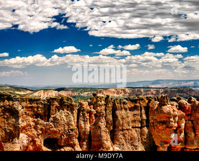 Beaux clochers de grès et des vallées, des canyons érodés sous ciel bleu avec des nuages. Banque D'Images