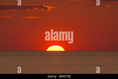 Coucher de soleil dans l'océan sur Pamlico Sound près de Buxton, Carolina sur l'Outer Banks Banque D'Images