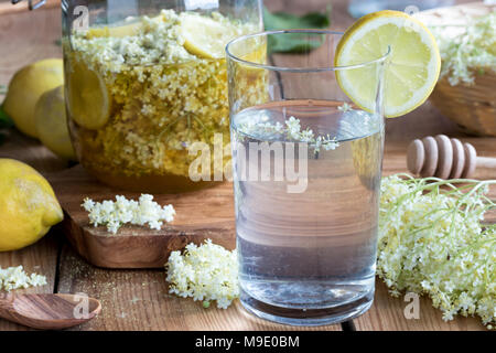 La limonade à base de sirop de fleurs d'un aîné à la maison Banque D'Images