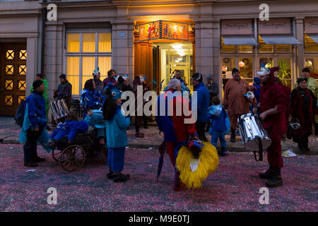 Baeumleingasse, Bâle, Suisse - 20 février 2018. Carnaval de Bâle. Carnaval animé la vie en face d'un restaurant dans une rue latérale Banque D'Images