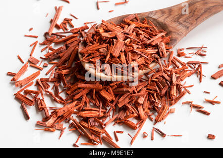 Morceaux de bois de santal sur une cuillère en bois sur fond blanc Banque D'Images