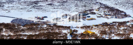 Vaste panorama hivernal de Perisher valley ville de montagnes enneigées du NSW, Australie. Pic de saison de ski d'hiver avec beaucoup de neige et les touristes en elev Banque D'Images