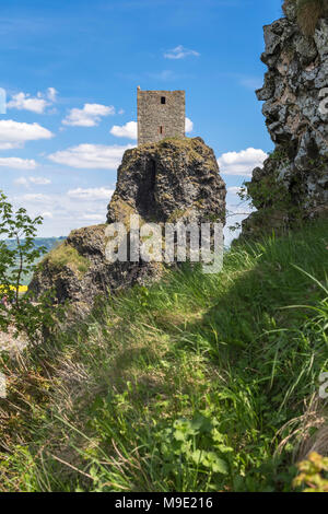L'une des deux tours du château Trosky en République Tchèque Banque D'Images