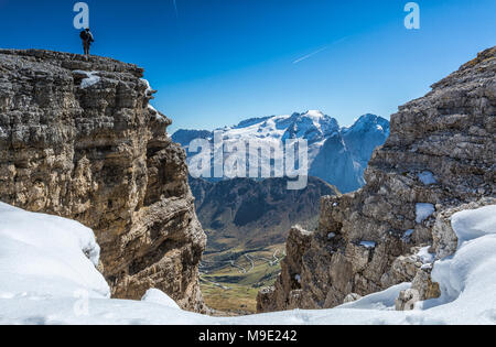 Vue vers le Glacier Marmolada, Sass Pordoi Mountain, sommet de Pordoi Pass, Groupe du Sella, Dolomites, province de Trentino Italie Banque D'Images