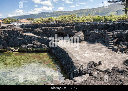 Plage artificielle et sûr pour la baignade sur la côte atlantique, l'île de Pico, Açores Banque D'Images