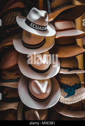 Des panamas équatorienne à la main avec des bandes noires sur l'écran dans un magasin à Cuenca, Équateur Banque D'Images