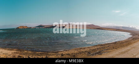 Vue sur une baie de l'océan Pacifique, sur la côte de la réserve nationale de Paracas à Ica, Pérou Banque D'Images