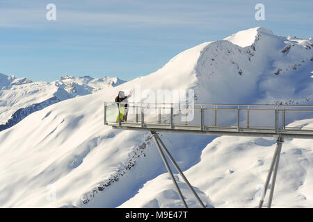 Deux personnes d'admirer les montagnes et prendre un sur le premier selfies Cliff walk à Grindelwald, Suisse Banque D'Images