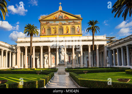 Basilique de Saint Paul ou Basilica di San Paolo fuori le mura juste au sud des murs de la vieille ville. Rome. Lazio, Italie. Banque D'Images